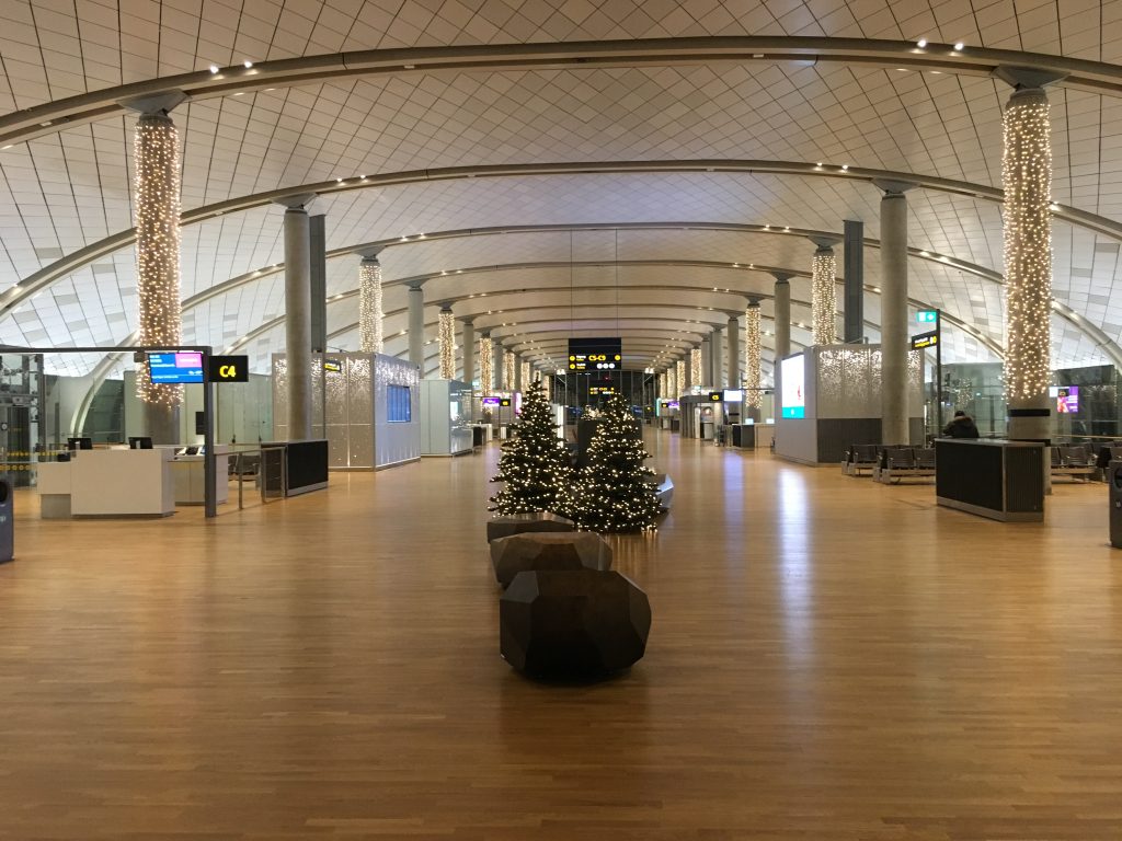 Aeroporto di Oslo addobbato con le decorazioni natalizie.