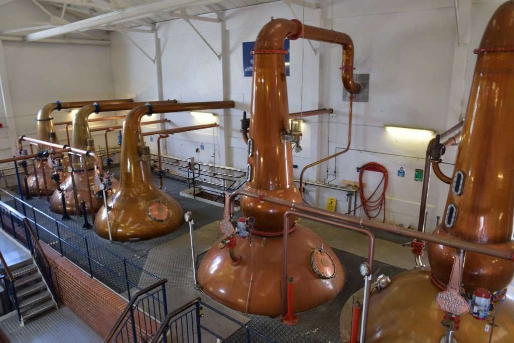 Processi di  produzione del whisky all'interno della distilleria Talisker.