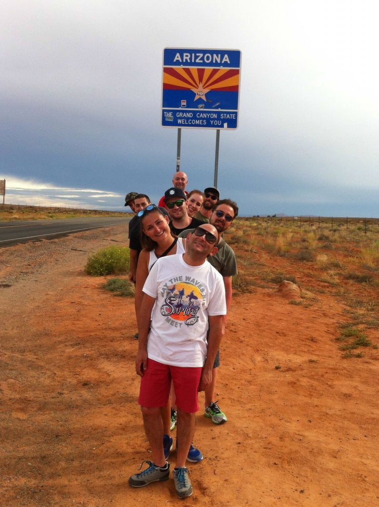 Foto di gruppo davanti al cartello Arizona.