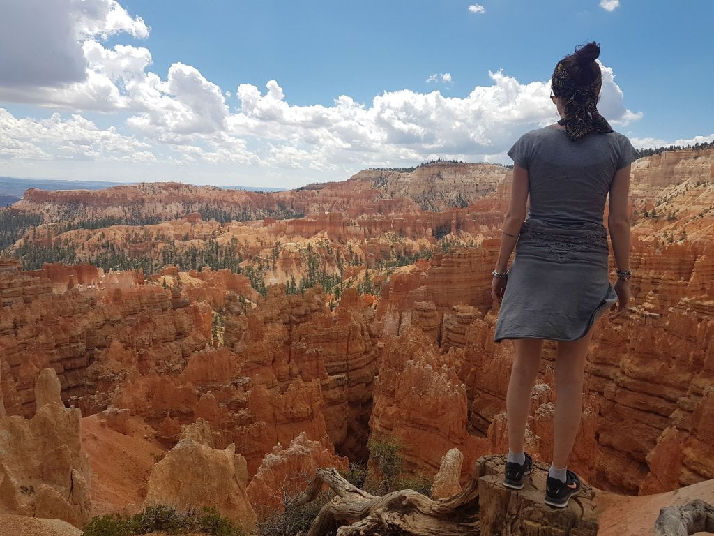 Road trip negli USA: Ciarly al Bryce Canyon, che guarda le particolari formazioni rocciose.