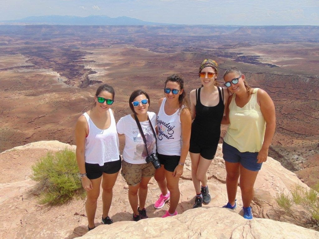 Foto di gruppo (5 ragazze) a Canyonlands.