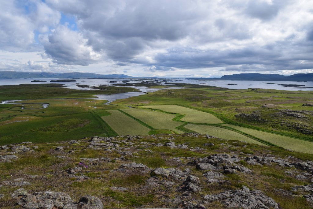Cosa vedere in Islanda: la vista dalla cima della collina di Helgafell.