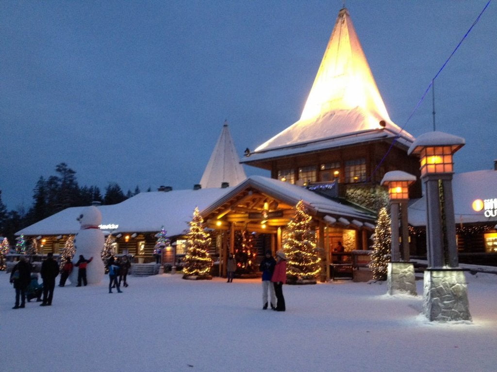 Lapponia finlandese in inverno: l'ingresso del Santa Claus Village di Rovaniemi.