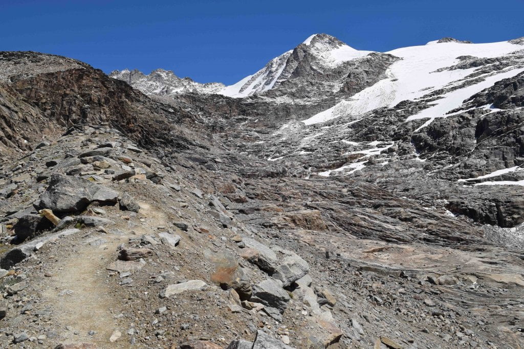 Il sentiero che porta verso il ghiacciaio del Gran Paradiso.