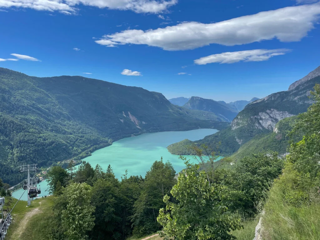 Trekking sulle Dolomiti di Brenta: il lago di Molveno dall'alto.