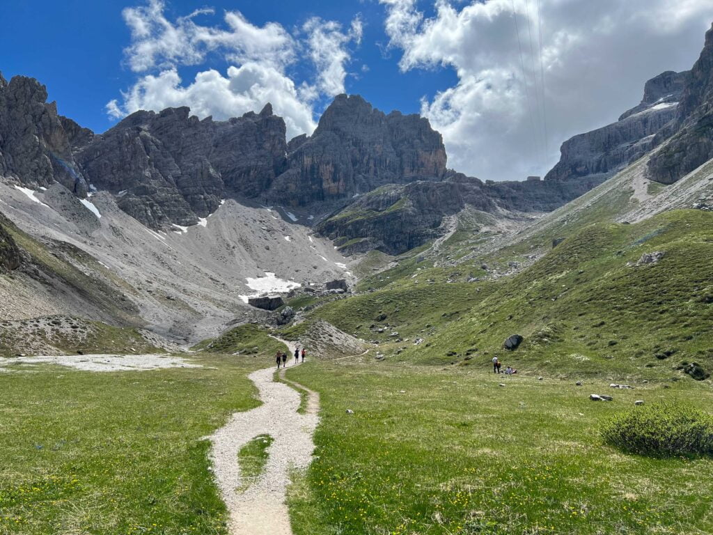 Trekking sulle Dolomiti di Brenta: pianoro verso il rifugio Pedrotti.