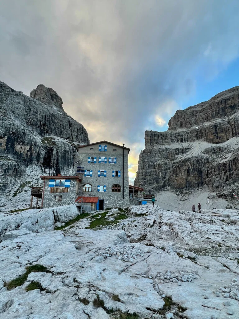 Trekking sulle Dolomiti di Brenta: rifugio Pedrotti.