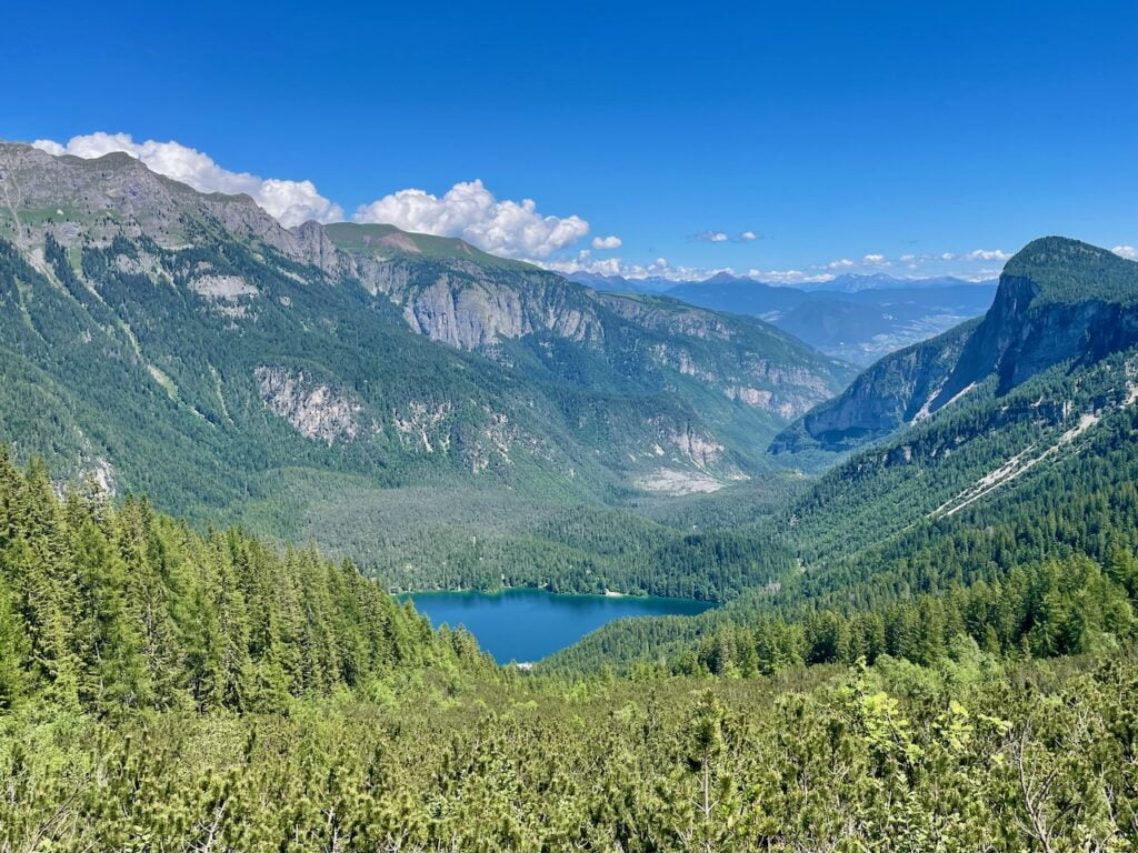 Escursione Dolomiti di Brenta: lago di Tovel visto dall'alto