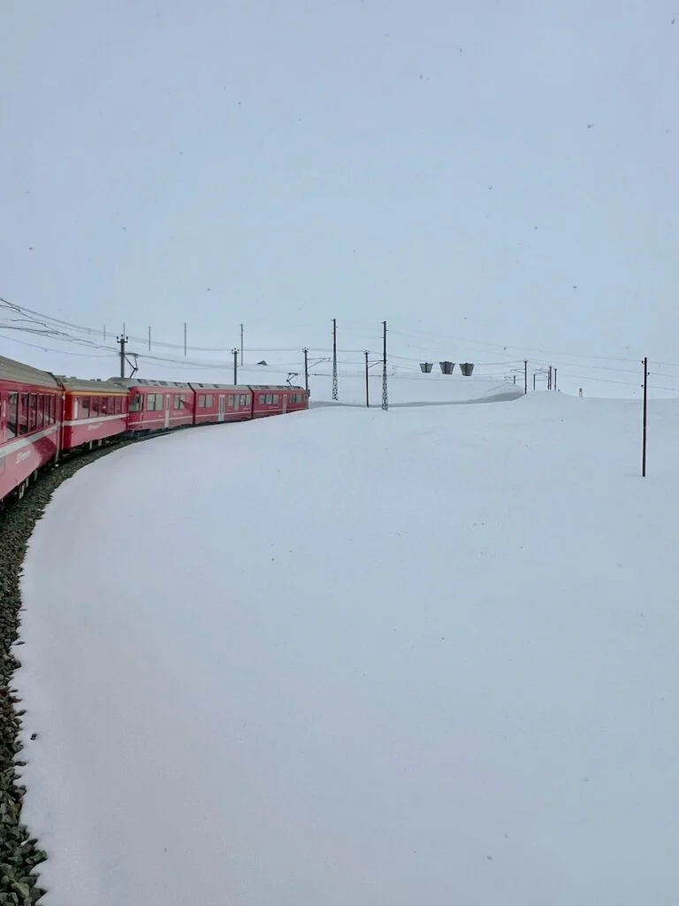 Trenino Rosso e paesaggio innevato