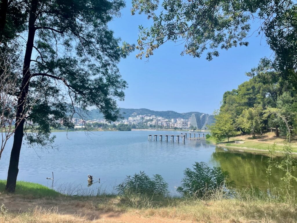 Lago artificiale parco di Tirana