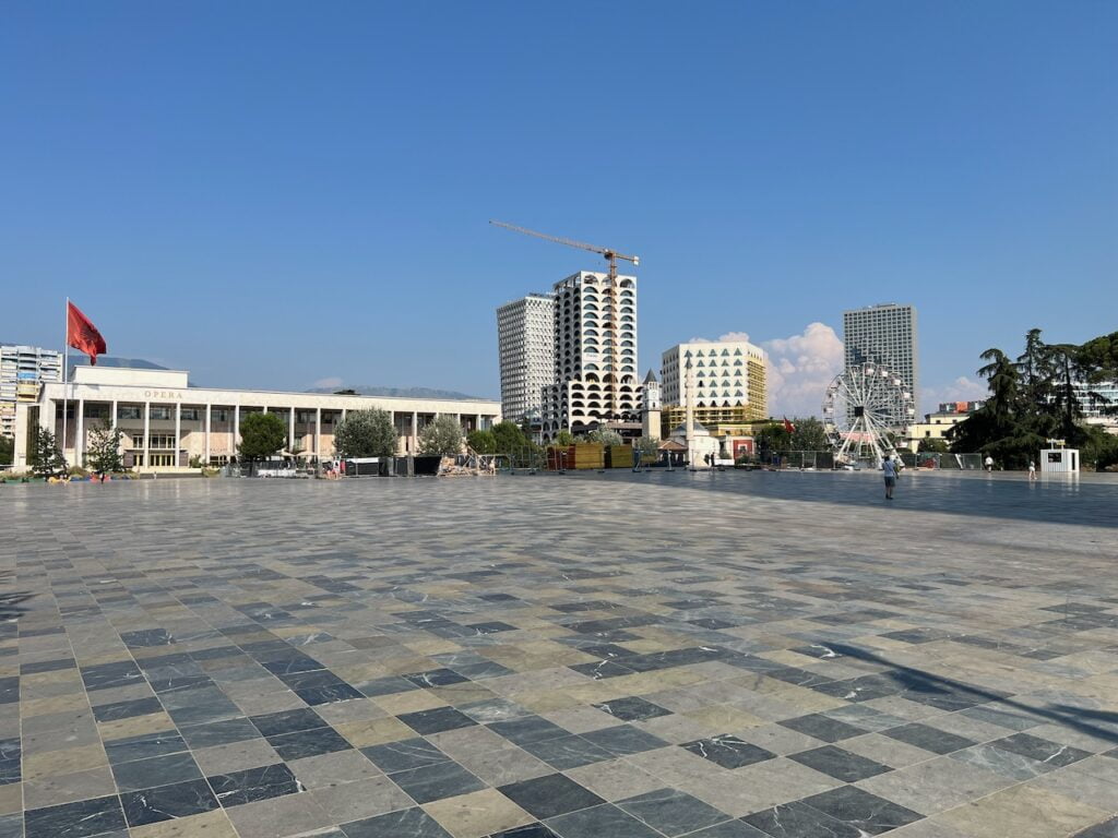 Tirana in un giorno: piazza Skanderberg